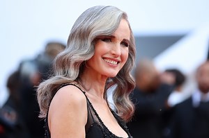 Going Gray? Hairstylists Say This Blending Trick Is The Secret To A Seamless Transition.