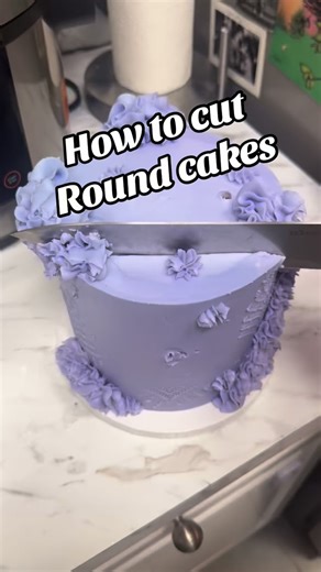2K views | Learn how to cut round cakes with me ! #cakes #cuttingcakes #cakecutting | I Crave Sweets | Facebook