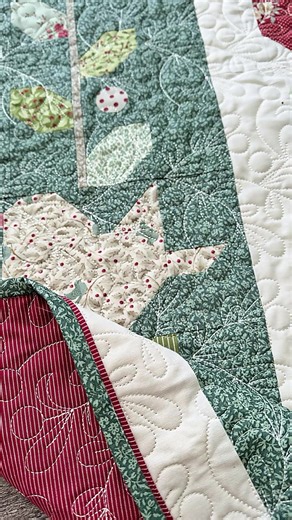 If traditional binding feels boring… try this 👀 Flanged binding adds a subtle accent and can be fully machine finished. I just shared a tutorial showing how to make a flanged binding for your next quilt. 👉 Learn more at Treelinequilting.com #quilttutorial #quiltingideas #quiltbinding