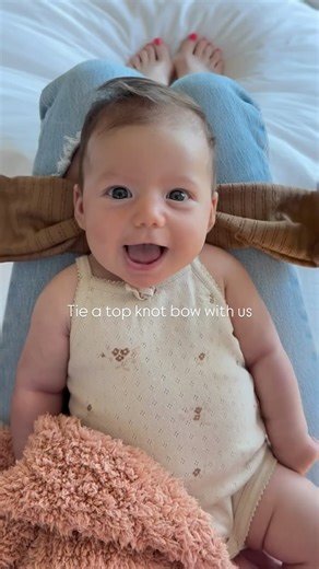 The viral bow tutorial… but with a wiggly 11-week-old 🫶🏻 Our first top knot tutorial hit over 10 MILLION views (!!) when Zoe was just 2 weeks old. Now she’s 11 weeks, a little chunkier, a lot more wiggly, and rocking one of our brand new fall colors 🍂 (full drop coming to the shop soon 👀). Same top knot style, same easy method — just a growing baby who doesn’t make it quite as simple this time 🤭✨ #babybow #newbornbows #babygirlstyle #bowtutorial #babyootd #smallshoplove #handmadebows #newmo