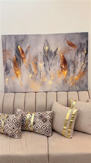 تصميم فني راقٍ يجمع بين اللون السكني الفاتح والتفاصيل الناعمة التي تضيف لمسة هدوء وفخامة لأي مساحة في منزلك 🤍 إضاءة داخلية ناعمة تبرز جمال التفاصيل وتمنح اللوحة حياة وسحراً خاصاً 💫 🔸 خصائص اللوحة: • مطبوعة على قماش تركي طبيعي 100% مقاوم للماء وتغير اللون • إطار خشبي (سويدي) مخفي بسماكة 3.5 سم • مزودة بإضاءة داخلية تعمل على البطارية مع كبسة تشغيل من الخلف • إمكانية إضافة USB أو فيش كهرباء • مغلفة بعناية لضمان سلامتها أثناء التوصيل • جاهزة للتعليق فوراً • خدمة المعاينة قبل الاستلام خدمات ما بعد