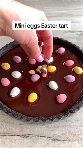 Mini eggs Easter tart filled with salted caramel and chocolate ganache! #learnontiktok #easyrecipe #easter #eastereggs #easybaking