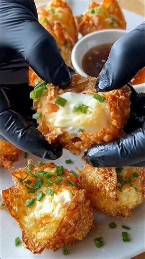 Isawsaw sa sauce… tapos isang kagat—crispy sa labas, creamy at cheesy sa loob