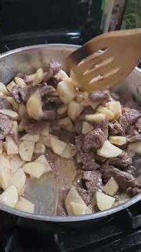 chili con carne y papas salsa with meat and potatoes