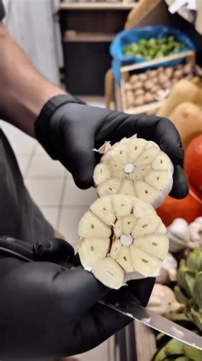 Découvrez l’ail rose 🧄 : qualité exceptionnelle, nombreuses gousses et germe minuscule pour une saveur douce et raffinée 😋 Parfait pour vos recettes, qu’il soit rôti, sauté ou cru 🌿🔥 📍Votre fromagerie et primeur à La Mothe-Achard, près de La Roche-sur-Yon #recette #ail #ideerecette #fyp #larochesuryon | Sur un Arbre Perché