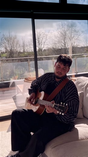 Découvrez 'Crash' en version acoustique