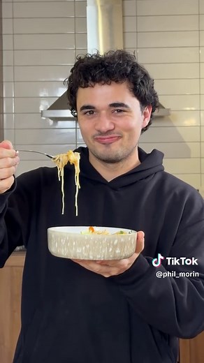 La recette parfaite pour un soir de semaine! Un curry de crevettes servi avec des vermicelles! Ingrédients : - 400 g de crevettes décortiquées - 1 oignon, émincé - 2 gousses d’ail, hachées - 1 c. à soupe de gingembre haché - 2 petits bok choy coupés grossièrement - 1 poivron rouge en julienne - 1 canne (400 ml) de lait de coco - 2 c. à soupe de concentré de bouillon (poulet ou bœuf) - 1-2 c. à soupe de pâte de curry - 1 c. à thé de sucre - Coriandre fraîche - 1 lime Instructions : 1. Chauffer l’