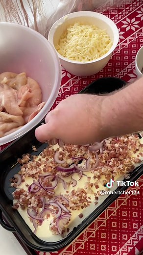 🔥🧀 Sajtos–tejszínes csirkemell, ahogy kell 🧀🔥 Tökéletesen szaftos hús, bársonyos tejszínes krém, aranybarnára sült sajt 🤤 Egyszerű alapanyagok, nagy ízek. Ez nem csak ebéd – ez élmény. Ha szereted a krémes, gazdag fogásokat, ezt nem hagyod ki 👌 👨‍🍳 Séf tipp: frissen tálalva a legjobb! 👉 Oszd meg, hogy más is tanuljon jót enni ❤️ Like, ha ennéd 💾 Mentsd el, mert visszatérsz rá!! #chef #vacsora #neked #fyp #recept