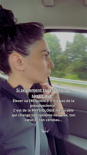 Marion Schillaci 🦋 Santé Mentale on Instagram: "QU’EST-CE QUE LA FRÉQUENCE HUMAINE ? Ta fréquence, c’est l’état énergétique que ton corps diffuse à chaque instant. Ton système nerveux communique par impulsions électriques, ton cœur émet un champ électromagnétique mesurable, et ton cerveau produit des ondes (beta, alpha, theta, gamma). Chaque émotion a une signature fréquentielle : Elle modifie ta variabilité cardiaque, ton tonus nerveux, ta respiration. Ce que tu appelles « vibe », c’est ta fré