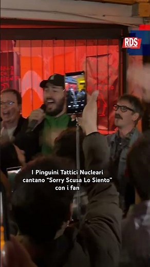 Riccardo Zanotti canta il singolo dei Pinguini Tattici Nucleari “Sorry Scusa Lo Siento” con i fan