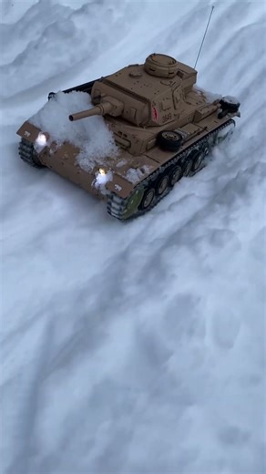 Panzer III RC Tank Charging Through Snow!