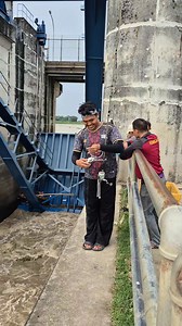 Mancing di bawah pintu air Bendung gerak | Bendung gerak Bojonegoro