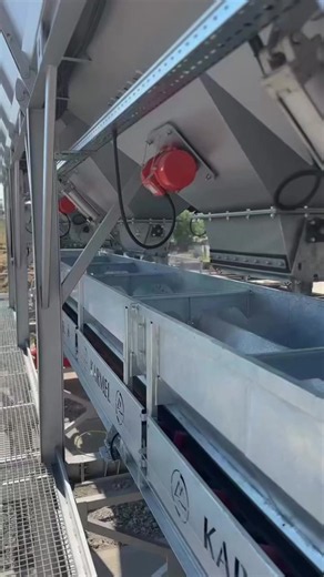 At concrete batching plants, steep-angle conveyors equipped with chevron-pattern conveyor belts can easily transport materials to higher levels. #Conveyor #ConveyorBelt #ChevronConveyorBelt #Idler #Pulley