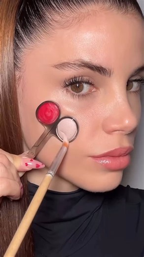 Maira khan🪼 on Instagram: "WOW 😮 Amazing Contour Hack ✅ did it work 😁what do you think ? #makeup #makeuphack #contourhack #contouring #facecontour #beauty #facecontour #makeuptips #makeuptutorials #mairakhan"