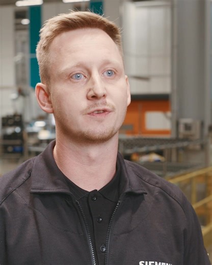 Premiere: Der Bin-in-Bin-Roboter Referenzclip ist da! 🎬🦾 --Turn on Subtitles for English Version-- Kürzlich durften wir ein besonderes Projekt an unseren mutigen Kunden @Siemens Rastatt übergeben: Ein AutoStore-System mit vollautomatischem KLT-Wareneingang Von einer waghalsigen Idee zur Realität war es eine spannende Reise, und wir freuen uns sehr, die Story und das fertige System mit Euch zu teilen. Folgt Sebastian Behrens, Jonas Wilhelm und Markus Ottmüller im neuen Clip von Ventil-Produktio