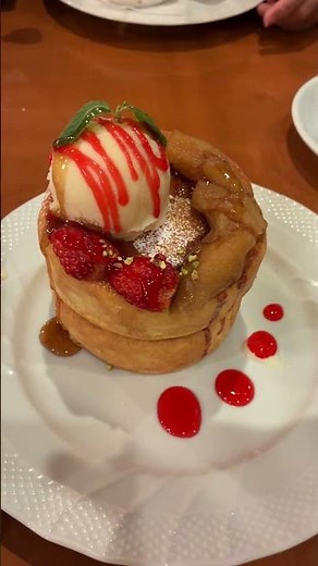 冬のデザートにメープルシロップ #デザート #メープルシロップ #パンケーキ #星乃珈琲店 #キャラメルりんごと苺のスフレパンケーキ