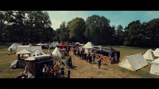 Teaser vom "Märchenmarkt" 2025. Alljährlich öffnen wir die Tore von Bogenwald & Jyrlund um Groß und Klein Staunen, Freude und viel Zauber zu bringen. Der Märchenmarkt bietet ein Erlebnis jenseits der bestehenden Mittelaltermärkte und bietet vor allem etwas, das oft zu kurz kommt: Phantasie. Bei uns wird es zwischen Händler*innen, Künstler*innen und Lagernden jeglicher Couleur auch immer Besonderes zu sehen, zu hören und zu erleben geben – ein märchenhaftes Schauspiel für die ganze Familie in ein