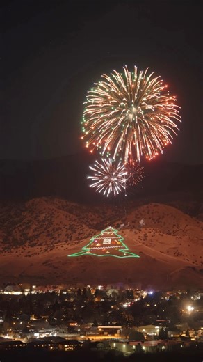 Here’s the first 90 seconds of the firework show at the “Christmas Mountain” tree lighting in Salida, Colorado 🎄✨ The full video would be 4 and a half minutes long, and even though it was definitely windy out tonight, I’m really happy with how this came out. | Candy’s Captures