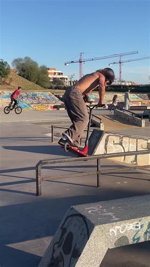 Technical tricks 🫵🏼 name theses two tricks ?! @NKDSCOOTERS @Euroskateshop #nkdscooters #tisma #scooter #explore