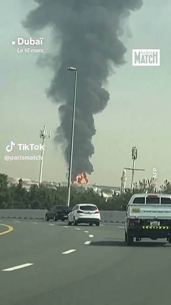 L’aéroport de Dubaï une nouvelle fois visé par des drones.🛫 C’est la deuxième fois en moins d’une semaine que l’aéroport international le plus fréquenté au monde est visé, après un précédent impact le 11 mars dernier. Cette fois, l’attaque a provoqué l’incendie d’un réservoir de carburant sur place. #drone #dubaiairport #dubai #onregardequoi #sinformersurtiktok