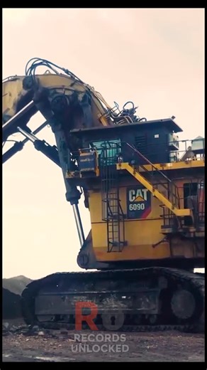 Records Unlocked on Instagram: "Meet the 1000-TON Giant Mining Shovel! 🤯 This is the colossal Caterpillar 6090 FS, the world’s largest hydraulic mining shovel! Weighing over 1,000 metric tons (2.2 million lbs), this beast is designed to efficiently load the world’s biggest dump trucks (like the Belaz 75710). Its massive bucket can scoop up an incredible 52 cubic meters of material in a single pass that’s equivalent to loading 5 cars at once! The 6090 FS is the ultimate symbol of industrial powe