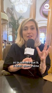 Julie Gayet, l’art de parler des choses simplement et le courage de s’engager pour qu’elles changent. Âgisme et sexisme dans le cinéma, ménopause, parité… Rencontre avec Julie Gayet au Festival Deauville. | Marie Claire France