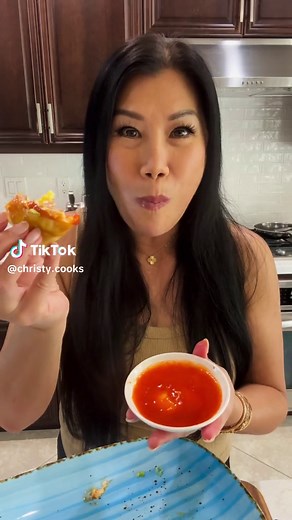 Vietnamese pizza aka Banh Trang Nuong, is a really popular street food in Vietnam that takes about 5 minutes to make. You’ll need rice paper and eggs. I added sliced hot dogs, green onions, mozzarella cheese, kewpie mayonnaise and @@Chinsu_Hot_Sauce You start off by heating the rice paper then scrambling an egg on it and letting it set. Then add in your toppings of choice and let it cook until the rice paper is crispy, then fold in half and serve. #chinsu #sriracha #vietnamesepizza #vietnamesefo