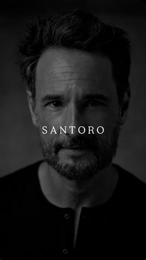 Rodrigo Passarelli on Instagram: "RODRIGO SANTORO A trajetória de Rodrigo Santoro é um exemplo de como posicionamento e consistência constroem relevância internacional em um mercado onde poucos brasileiros conseguem se manter. Sua carreira ganhou destaque fora do país quando foi escalado para papéis em grandes produções de Hollywood, como As Panteras, 300 e mais recentemente Westworld, série da HBO que consolidou sua presença como ator global. O diferencial não esteve apenas no talento, mas na d