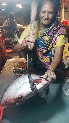 oldest fish cutter lady cutting fish #shortsfeed