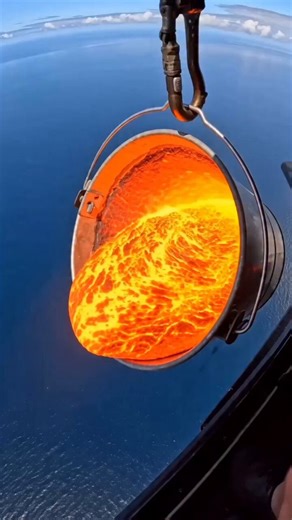 衝撃実験！！！！2000℃の溶岩をヘリから海へ投下・・・灼熱のマグマが冷たい海とぶつかった瞬間、起きたのは巨大な水蒸気爆発。想像以上の威力にゾッとしたけど、みんなも衝撃受けた？