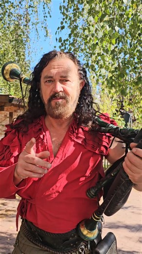 Wusstet ihr, dass es Dudelsack-Kulturen direkt hier in Deutschland gibt? 🪗 Castus erzählt, wo diese Traditionen leben und welchen Dudelsack Corvus Corax selbst spielt: den Marktsack. Ein deutscher Dudelsack mit kraftvollem Klang und spannender Geschichte. 🇩🇪🔥 Taucht ein in die Welt der Dudelsäcke und erfahrt, warum dieser Sound so einzigartig ist. 📅 Live zu erleben: 19.12.2025 Berlin, Passionskirche 20.12.2025 Berlin, Passionskirche 27.12.2025 Gersthofen, Stadthalle 28.12.2025 Leipzig, Pete