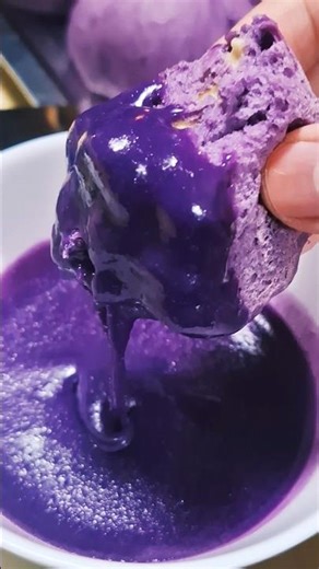 Ube cheese bread with ube dip!