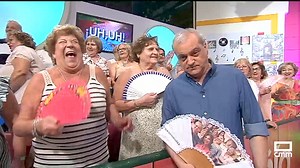 📺 Viernes "En Compañía" de Ramón, Aurora, Globi y el equipo con un programa fresquito y 4 personas que vienen a luchar contra su soledad: 🔸Dos mayores de 85 y 84 años han quedado aquí para merendar. Junto a la mampara de verano, espera MANUEL de LOS YÉBENES a la chica del directo, JULIA, de ALMOROX (TO). Los dos están solos y los dos, esta tarde, un poco más cerca de dejar atrás la soledad. 🔸GLORIA tiene 78 años, es viuda, vive en GUADALAJARA y lleva 8 años sola. Una mujer que ha criado hijos