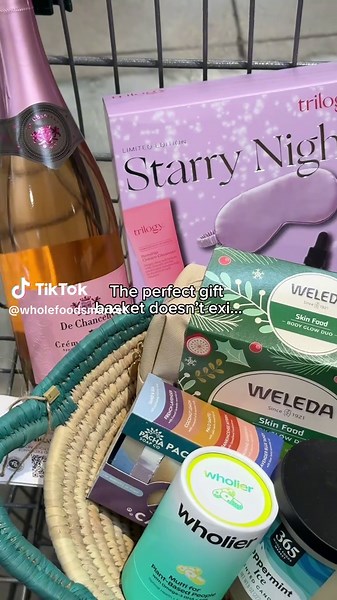 Build the perfect holiday gift basket with the help of Whole Foods Market ✨✨✨ #holidaygifts #wholefoodsmarket #giftideas #burrbasket