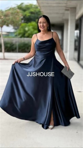 Mery González Sánchez on Instagram: "Publi* @jjshouseofficial Un diseño elegante A-line con escote drapeado tipo cowl y falda larga hasta el suelo, confeccionado en satin stretch con caída fluida que favorece la figura. Perfecto si buscas un look sofisticado y cómodo para ocasiones formales. • ¿Qué te parece el escote drapeado tipo cowl? • ¿Con qué accesorios lo combinarías: dorados o plateados? 📍 Product Code: #299842 * Color: Navy * 10% off promo code: mery0512 #jjshouse #madebyjjs"