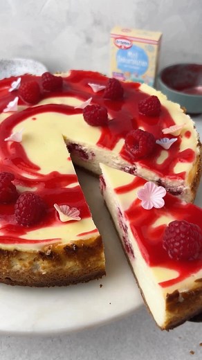 Himbeer Cheesecake: Cremiger Genuss trifft fruchtige Frische 🫶🏻🍓 Zutaten Für die Springform (Ø 26 cm): etwas Fett Keksboden: 125 g Butterkekse 100 g Butter Cheesecake-Füllung: 200 g Himbeeren 600 g Doppelrahm-Frischkäse 250 g Speisequark (Magerstufe) 100 g Dr. Oetker Crème fraîche Classic 150 g Zucker 1 Pck. Dr. Oetker Vanillin-Zucker 2 EL Zitronensaft 2 Eier (Größe M) 25 g Dr. Oetker Gustin Feine Speisestärke Guss: 200 g Dr. Oetker Crème fraîche Classic 1 EL Zucker 1 Pck. Dr. Oetker Vanillin