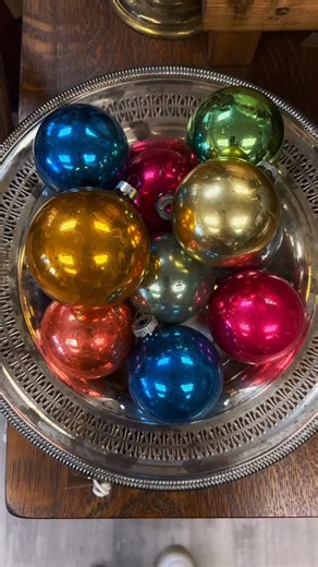 What’s your ornament game? Do you change it up every year? Do you stick with the classics? Do you like a good trend? However you decorate—simple, bold, traditional, or trendy—you’ll find something here to help your tree tell your story! ❤️ This week… Thursday 11-3 Friday 12-8 Saturday 10-3 Sunday 12-4 #whatsyourstyle #christmasornament #baubles #shoplocalpgh #shopsmallpittsburgh #curatedgoods | Trovo Co. | Facebook