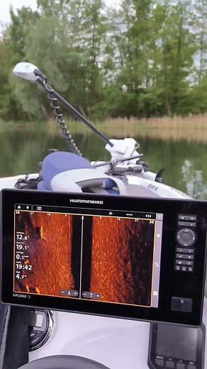 🔴 One-Boat Network w Humminbird Xplore Szybki dostęp do kluczowych funkcji! 🎣🚤 Na ekranie echosondy Xplore znajdziesz trzy programowalne przyciski One-Boat Network, które pozwalają na błyskawiczne sterowanie kluczowymi funkcjami: ✅ Podział ekranu – własne widoki np. MEGA Live 2 📡🐟 ✅ Minn Kota – aktywacja Spot-Lock, nawigacja do punktów GPS 🧭składanie, rozkładanie itd. ✅ Raptor/Talon – szybkie opuszczanie i podnoszenie ⚓ Dzięki pełnej integracji urządzeń możesz sterować nimi bezpośrednio z 