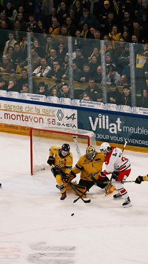 Was für ein Start! 🏒🔥 Visp holt sich auswärts den Sieg mit 3:2 im ersten Spiel gegen Ajoie! Die Highlights gibt’s auf der Website – Link in der Bio. Und morgen geht’s weiter: 20:00 Uhr Heimspiel! 🎟️ Tickets ebenfalls in der Bio. #EHCVisp #HoppVisp #ZämuMeischtru #LonzaArena #eishockey #swissleague | EHC Visp