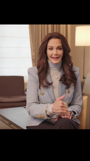 Lynda Carter sensed from the very beginning that Wonder Woman was destined to succeed. Stepping into the role in the 1970s — at the height of the feminist movement — felt powerful, timely, and, in her own words, incredibly fun. Decades later, she returned to the Wonder Woman universe as Asteria in Wonder Woman 1984. What made the experience even more meaningful was the genuine friendship she developed with Gal Gadot and director Patty Jenkins. Keeping her cameo a secret was a thrill. For Lynda,