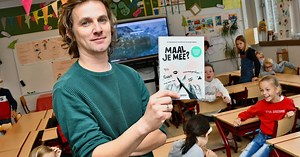 Leerkracht Wouter maakt liedjes om kinderen vlotter de tafels aan te leren en krijgt hierbij hulp van Mathias Sercu en Maaike Cafmeyer