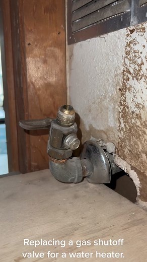 Installing a new gas shutoff valve for a water heater. Removed this old valve and installed the new one. #plumbing #plumber #gas #professional #trades #hvac #electrician #live #fyp