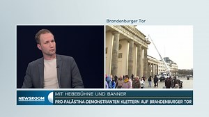 „In erster Linie würde ich dann auch nicht von Aktivisten sprechen! Das sind Extremisten“ - GdP-Sprecher im Studiogespräch bei WELT Die Pro-Palästina-Protestaktion, bei der mit einer Hebebühne ein riesiges Banner am Brandenburger Tor aufgehängt wurde, sorgt für Fassungslosigkeit in der Hauptstadt. „In erster Linie würde ich dann auch nicht von Aktivisten sprechen! Das sind Extremisten, die Hardcore-Hamas-Propaganda betreiben. Es sind immer wieder die gleichen Protagonisten, die wir auch bei dive