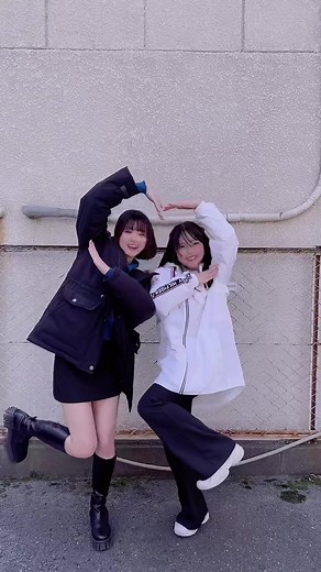 マイクロビキニとシャツの組み合わせがポイント