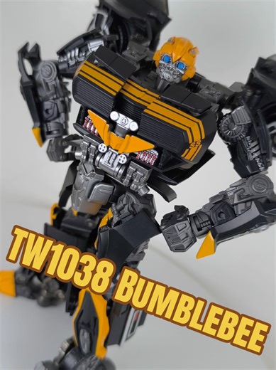 Bumblebee TW1038 Baiwei Transformers Age of Extinction Inspired by Bumblebee’s black Camaro mode from the film. Full robot to vehicle transformation. #bumblebee #masterpiece #transformation #transformers #figure