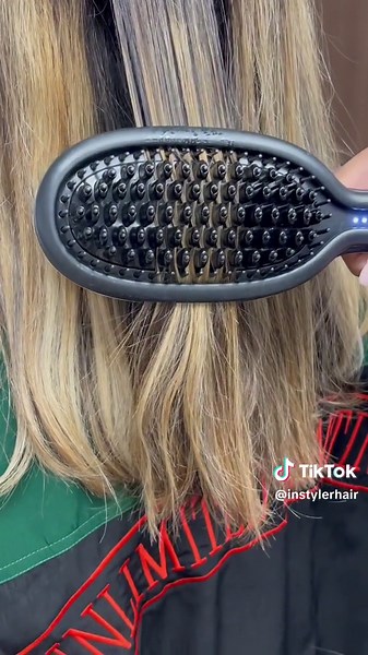 the fastest straightener for thick frizzy hair! #frizzfree #OneSliceChallenge #frizzyhair #hairtok #fyp #glossie #twinnem