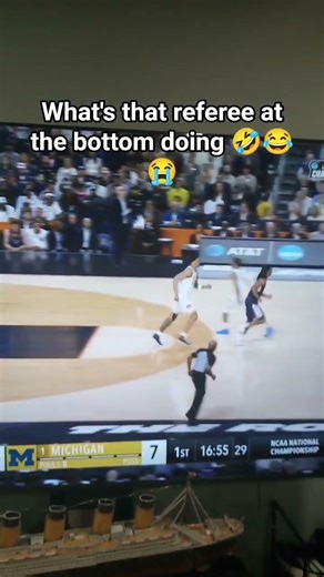 Why's the referee prancing like that? 😂😭 #helpmemakethismakesense #marchmadness #memes #basketball