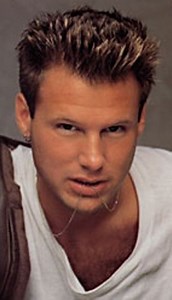 NEVER SURRENDER (EN ESPAÑOL) - Corey Hart - LETRAS.COM