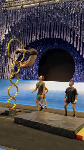 he makes it look so easy 🥶 #TWASCirque 🤸‍♂️ David Tanner Book your tickets NOW! 🎪 cirk.me/4nrHb83 | Cirque du Soleil