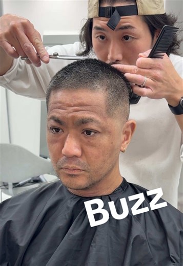 さらに渋くなりました、バズカット！ 今のヘアスタイルに満足ですか？ ⬛︎慣れた美容室で「いつもどおりで…」しか言えない ⬛︎やめた方がいい…て言われてからできない ⬛︎なんとなく持ちが悪いと感じる ⬛︎実は新しい髪型に挑戦したいけど勇気が… ⬛︎自分には何が似合うのだろう… ヘアスタイルのお悩みならご相談ください。 ヘアカット ¥4,400〜 カット・パーマ ¥9,350〜 カット・カラー ¥7,150〜 カット・ダブルカラー(ブリーチ) ¥15,300〜 krass kobe -hair shop- 兵庫県神戸市中央区雲井通6丁目1-5 コスモビル2F 各三ノ宮駅から徒歩3分 ご予約はDMでお待ちしてます！ #バズカット #buzzcut #フェード #スキンフェード
